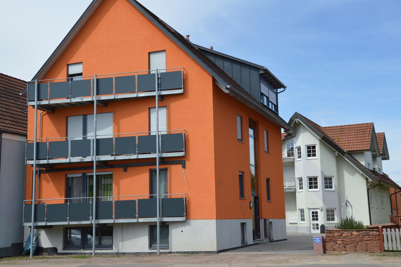 Ferienwohnungen Am Brunnen - Naehe Europapark, W-Lan, Klimaanlage Rheinhausen Exterior photo